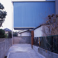 木造ながら片持ちの大胆な外観にこだわりのブルーのカラーリング