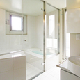 ガラス戸で明るく広々とした浴室