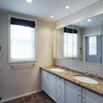 キッチンから近い洗面スペースはデザインを合わせて統一感を出した空間に
