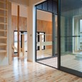 テラスに向けて大きな窓を設けて開放的な空間に
