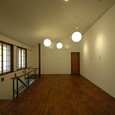 障子から入る柔らかい光が落ち着いた雰囲気のリビング