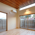 板張りの天井で風合い豊かな室内