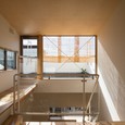 様々な方角から光の差し込む室内
