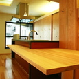 キッチンに繋がる造り付けのカウンターテーブル