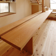 階段から続く造り付け一枚板のユニークなダイニングテーブル