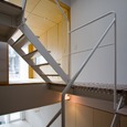 3階から4階に続く階段からはすのこ廊下で建物全体に光がまわる工夫