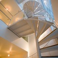建物前面の吹き抜けに螺旋階段の明るいホール