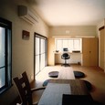 スチールサッシがどこか懐かしい雰囲気のリビング