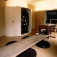 床座のローテーブルや円形の収納がどこか和な雰囲気のリビング