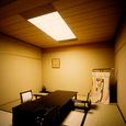 部屋ごとに様々な床の間を楽しめる織部床の和室