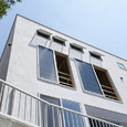 小窓が並ぶ白壁のファサード