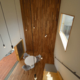 床からそびえ立つような、天井まで伸びるウッド壁