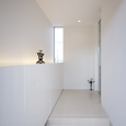 白色を基調にした、スッキリと直線的でシンプルなテイストにまとめている玄関