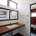 窓・鏡・洗面台の横ラインの使い方がこだわりの浴室・洗面所