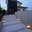 玄関まで導く、灯籠のような美しさを感じる外灯