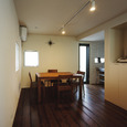 味わい深いフローリングが、シンプルにまとめられたダイニングスペースによく似合う