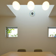 四角い窓と丸い照明が、シンプルかつ優しい雰囲気にさせるダイニング