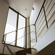 階段に光を届ける大きな窓