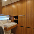 壁一面を洗面カウンターと同素材の木目収納とし、デザイン力と収納力を兼ね添えた洗面所