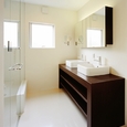 白と濃茶を基調としたシンプルな洗面