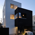 白と黒のシンプルな２つの箱が、重なりあうように建っている外観