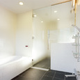 シンプルモダンなバスルーム