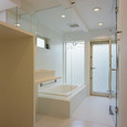 ガラス壁＋ガラスドアが、衛生的で透明感のある浴室
