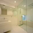 ガラスの壁・扉、鏡も洗面台も浮かせるようなデザインが、空気を軽く感じる洗面・浴室