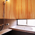 タイルと木をバランスよく配置した、換気も抜群な浴室