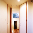 ホッと温かな気持ちになる、白壁に混ざる木の色合いが居心地がよい２階廊下