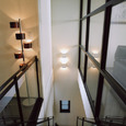 ガラスを多用することによって開放感を演出した階段周り