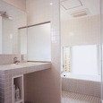 床壁天井全ての共通にした、バスルームにある洗面所のような空間