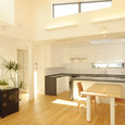 リビングを見渡すカウンターキッチン