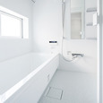 白で統一した明るく爽やかなバスルーム