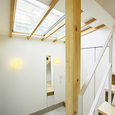 天窓から光の入る明るい玄関