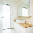 白を基調としたナチュラルテイストの洗面ルーム