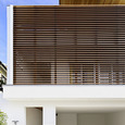 スタイリッシュかつプライバシーにも配慮した木製ルーバー