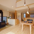 吹き抜けと一体のリビングダイニング2