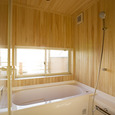 木の温もりに包まれる浴室