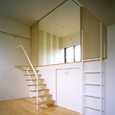 リビング横の階段を上がれば寝室へ