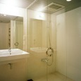 ガラスを使って広く明るく見せる、プライベートシャワー室