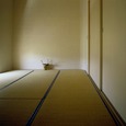 和室に格子戸。上げ下げして自分流の光を楽しんでください