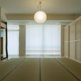 格子戸で曖昧に仕切り、室内にもう一つの空間をつくる。
