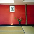 朱い壁は、この部屋のために漉いた和紙。昔から使っていた手あぶりと同じ色。