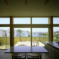 リビング・ダイニングと同じ床高さにウッドデッキ。ティータイムを楽しむ