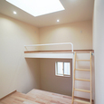 大きいトップライトが中心にある子供部屋