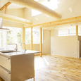 吹き抜けで明るいダイニングスペース