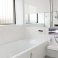 白を基調とした洗練された浴室