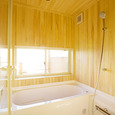 採光たっぷりのバスルーム