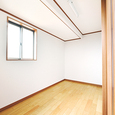 天井のラインが印象的な室内